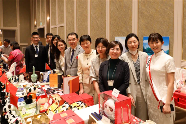 驻日本大使吴江浩和夫人丁玥出席日本亚妇会慈善义卖活动