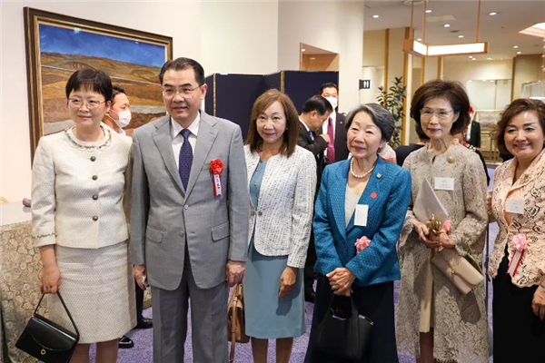 驻日本大使吴江浩和夫人丁玥出席日本亚妇会慈善义卖活动