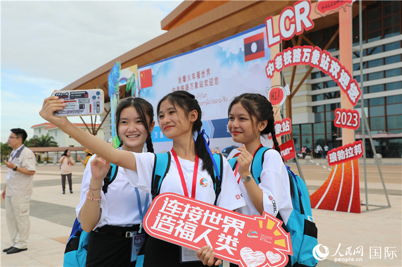 老挝“动车第一课”移动课堂在中老铁路“澜沧号”开讲