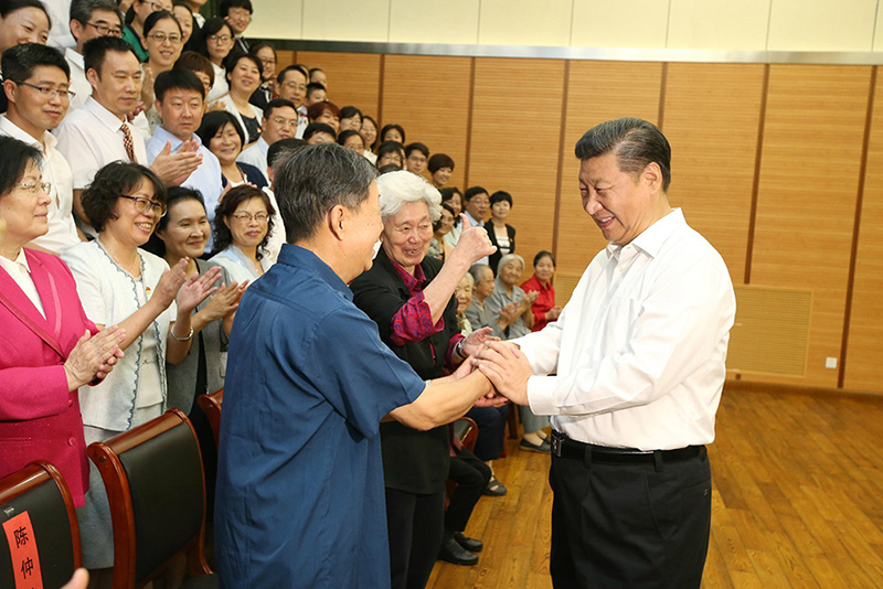 2016年9月9日，习近平总书记来到北京市八一学校，看望慰问师生，前排白发老人是陈秋影老师。