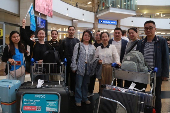首批抵达南非的中国旅行团人员合影。北青旅供图
