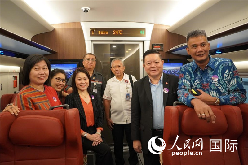 中国驻东盟大使侯艳琪（左三）与东盟秘书长高金洪（右二）、印尼常驻东盟代表阿曼（右一）等东盟各国常驻代表共同试乘雅万高铁。人民网记者 曹师韵摄