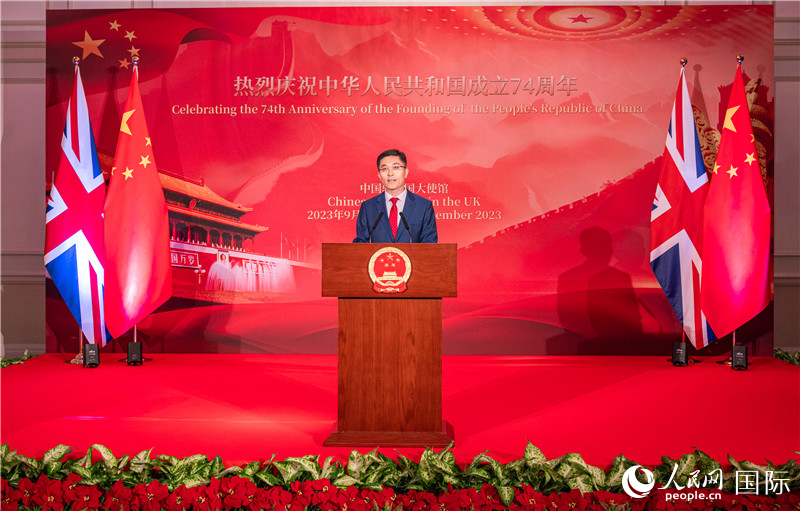 驻英国使馆临时代办杨晓光发表讲话。人民网记者 郭锦标摄