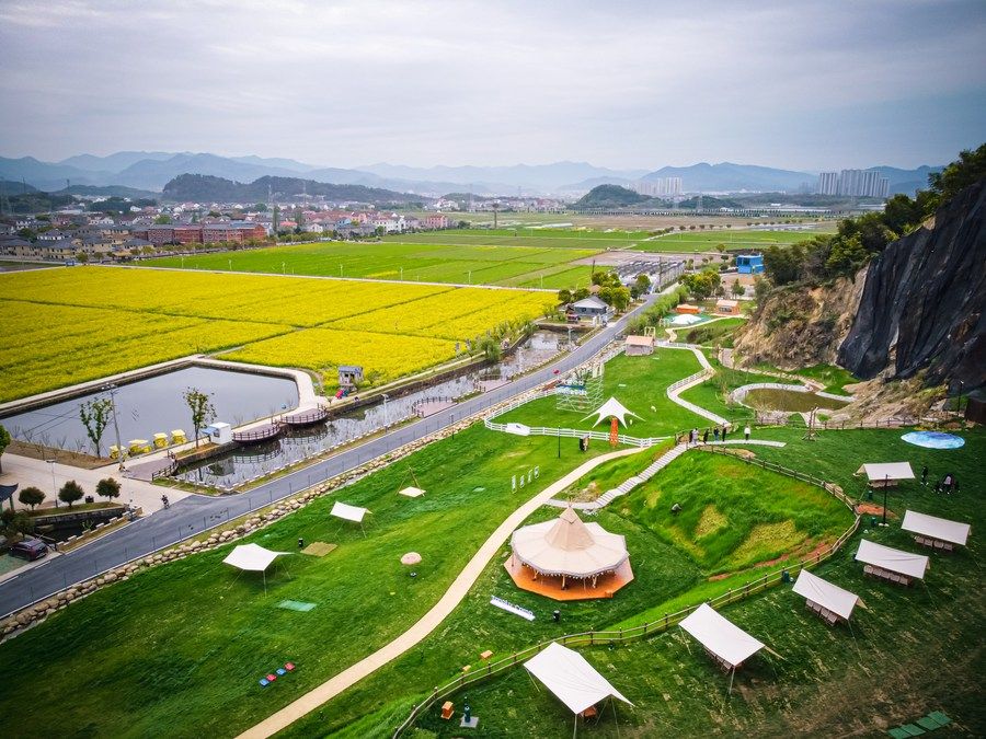   浙江省诸暨市枫桥镇杜黄新村用废弃矿山改造的露营旅游地（2023年3月29日摄）。