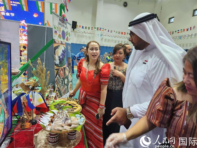 大家在分享美食。人民网记者 管克江摄