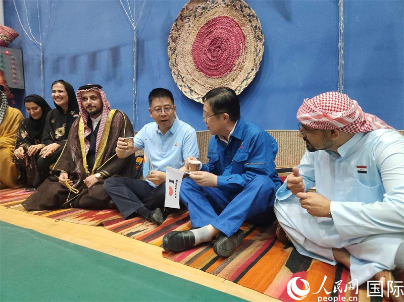 大家在品尝伊拉克咖啡。人民网记者 管克江摄