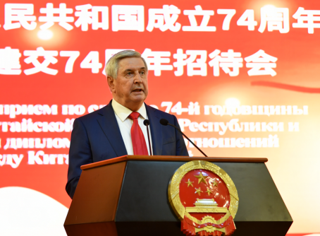 俄罗斯国家杜马第一副主席、俄中友协主席梅利尼科夫致辞。中国驻俄罗斯大使馆供图