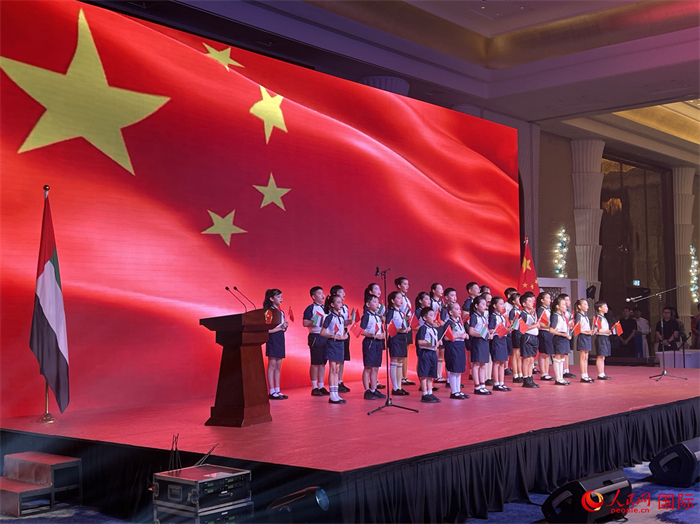 国庆招待会上，迪拜中国学校学生合唱两国国歌。人民网记者 张志文摄