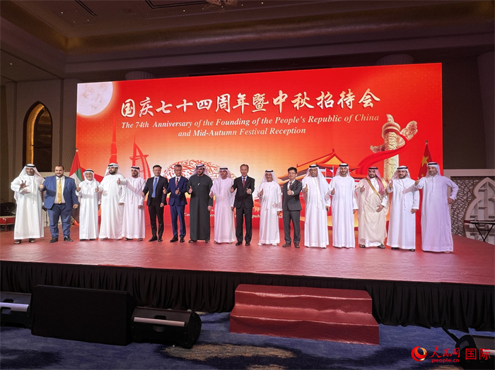 招待会上，嘉宾共同点赞国庆74周年。人民网记者 张志文摄