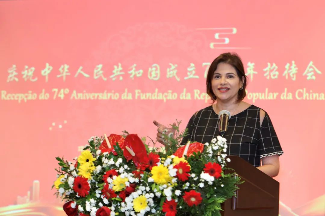 巴西伯南布哥州州长代表、副州长克劳斯在招待会上致辞。中国驻累西腓总领馆供图