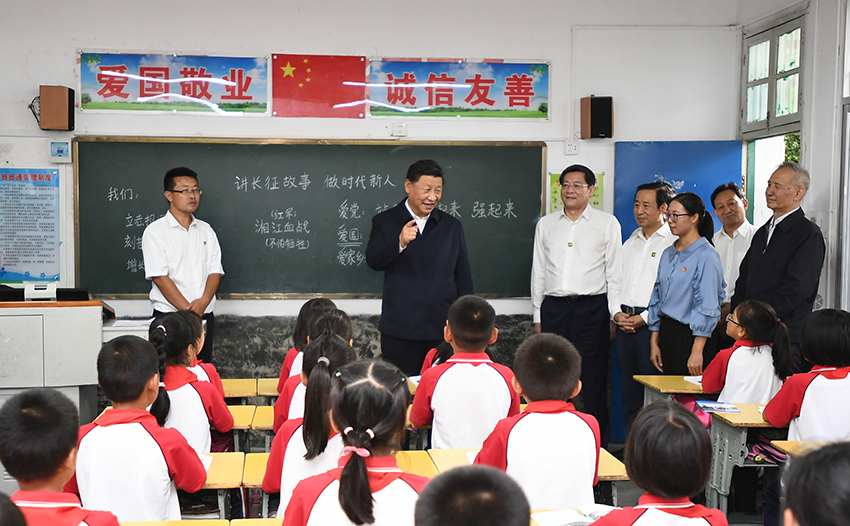 2020年9月16日，习近平总书记在湖南郴州汝城县文明瑶族乡第一片小学，同正在上思政课的同学们亲切交流。来源：新华社