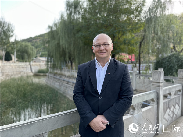 马耳他圣玛格丽特中学教师、"中国角"创办人马丁·阿佐帕迪接受采访。人民网记者 周雨摄