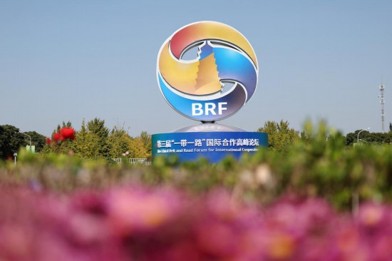 　　这是在北京市北土城路附近拍摄的“一带一路”国际合作高峰论坛景观布置（10月16日摄）。新华社记者 陈斌 摄