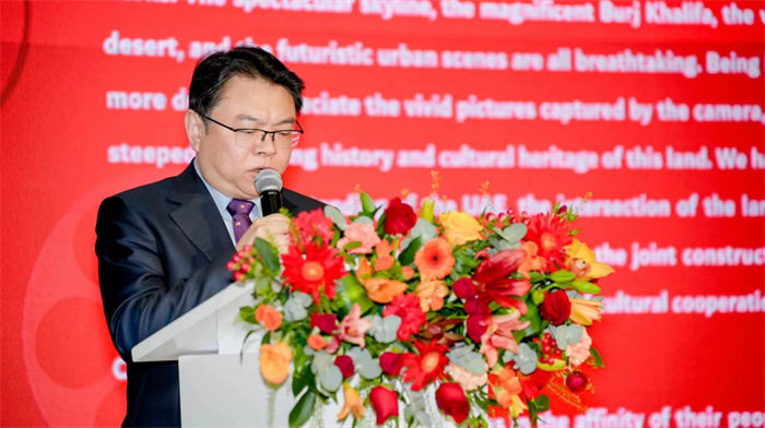中国国家电影局副局长陆亮致辞。中国驻迪拜总领馆供图