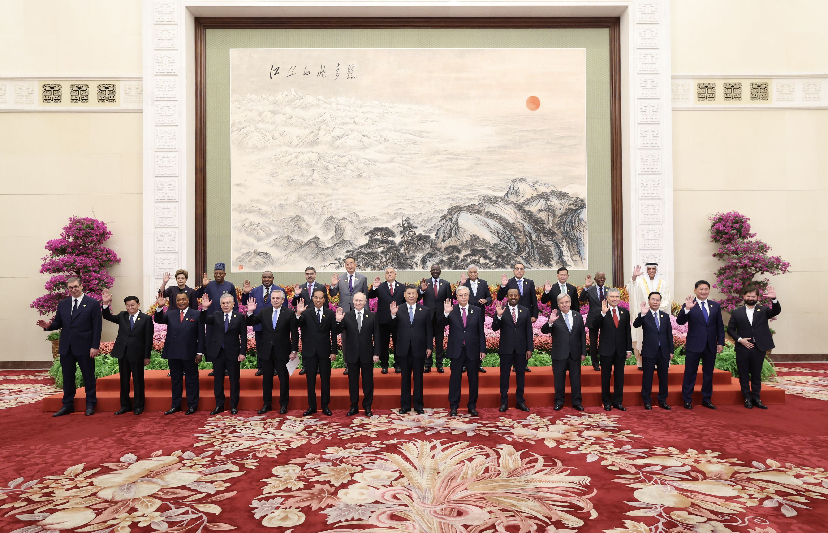 △10月18日，习近平主席在北京人民大会堂出席第三届“一带一路”国际合作高峰论坛开幕式并发表题为《建设开放包容、互联互通、共同发展的世界》的主旨演讲。这是会前，习近平主席同出席高峰论坛的外国国家元首、政府首脑和国际组织负责人等国际贵宾集体合影。