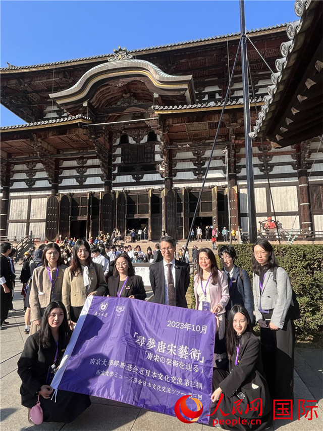 第三期“寻梦唐宋艺术”赴日文化交流团师生在东大寺合影。人民网记者 朱玥颖摄