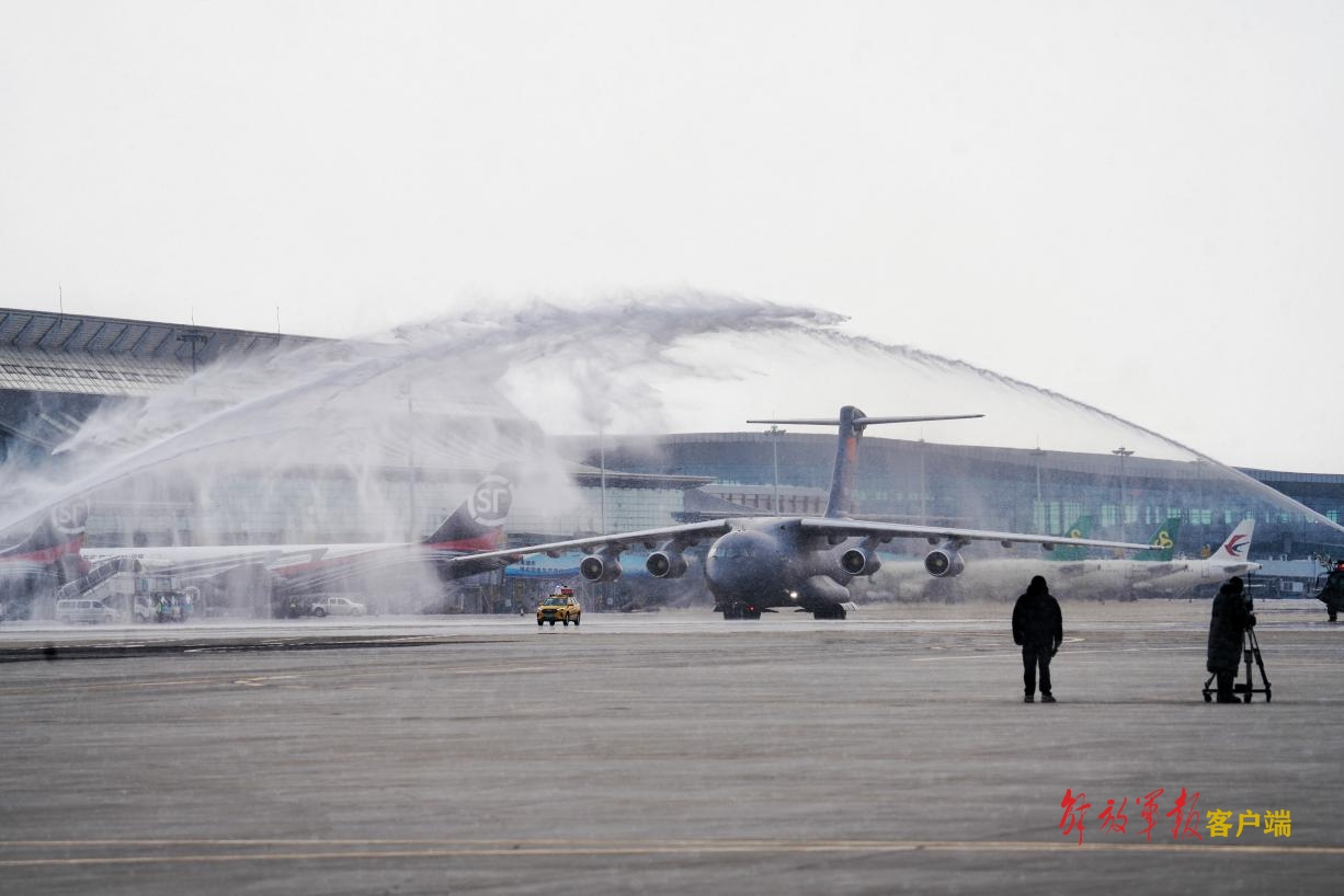 运-20专机通过“水门”。中国军网记者刘丹 摄