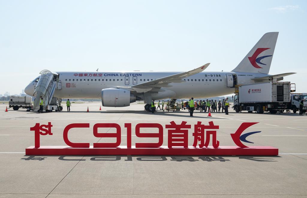 这是2023年5月28日在上海虹桥国际机场停机坪拍摄的C919大型客机。新华社记者 丁汀 摄
