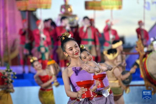 12月7日，演员在泰国曼谷举行的宋干节入选联合国非物质文化遗产名录庆祝活动上演出。新华社发（拉亨摄）