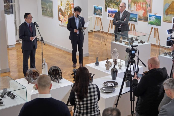中国吉州窑博物馆现代陶瓷艺术作品展在摩尔多瓦开幕。中国驻摩尔多瓦大使馆供图