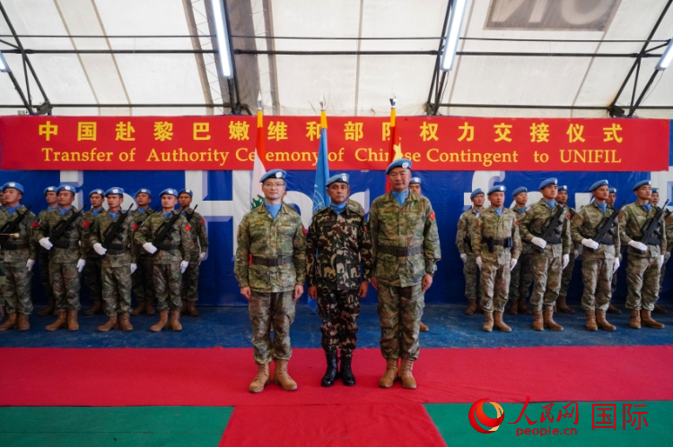 当地时间12月8日，黎巴嫩南部地区辛尼亚村的中国营，中国赴黎巴嫩维和部队举行指挥权力交接仪式，图为第21批赴黎维和部队指挥长严小亮（左）、联黎部队副司令达卡尔准将（中）和第22批赴黎维和部队指挥长 杜嘉（右）合影。李竹林 摄