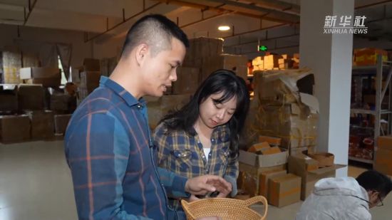 走进“电商小镇” 感受中越边贸活力