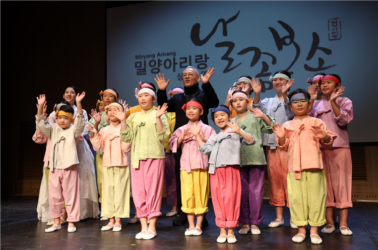 韩国文化体育观光部长官柳仁村12月21日晚在庆尚南道密阳市观看密阳阿里郎演出并与演员合影。韩国文化体育观光部供图